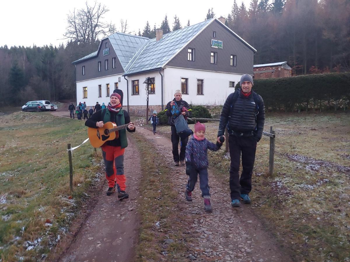 Srub Na Svahu Sjezdovky V Radvanicich Radvanice  Exterior foto