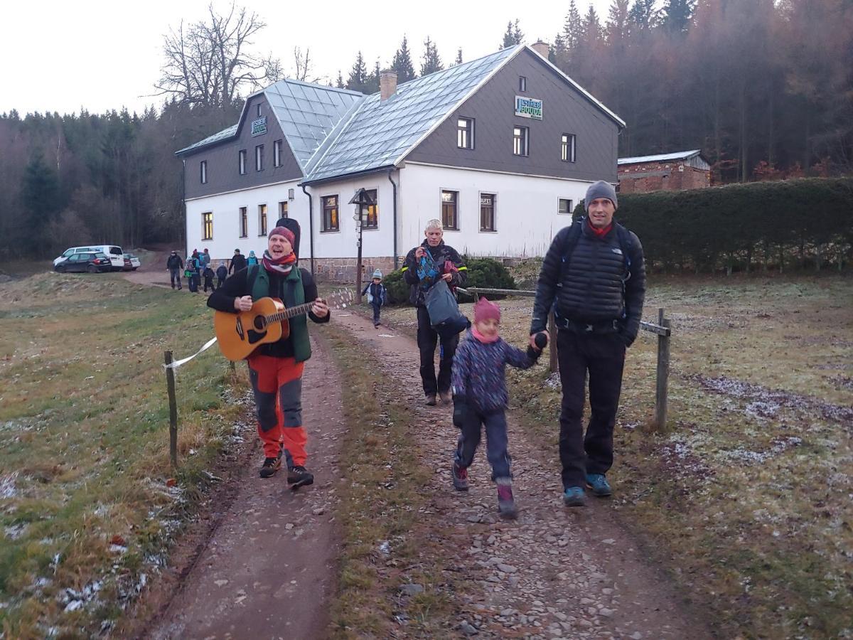 Srub Na Svahu Sjezdovky V Radvanicich Villa Radvanice  Exterior foto