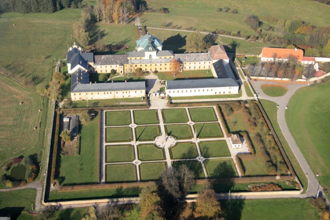 Srub Na Svahu Sjezdovky V Radvanicich Villa Radvanice  Exterior foto